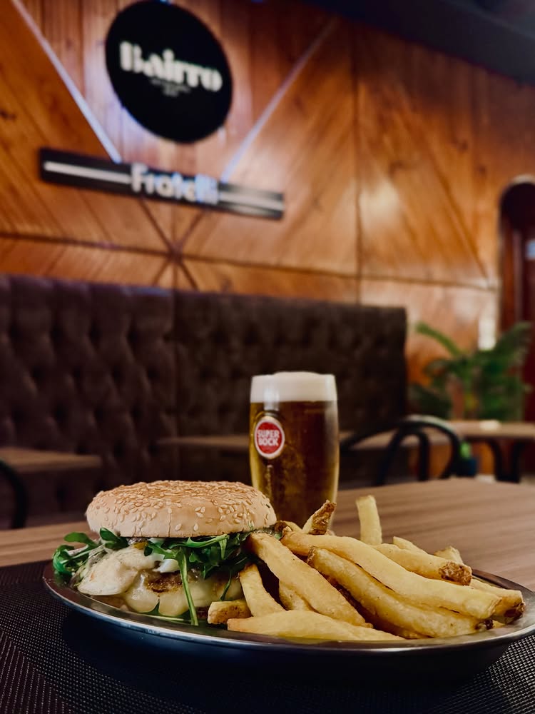 Hambúrguer e cerveja