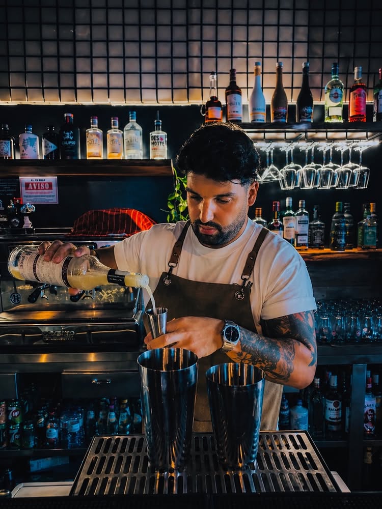 Bartender a preparar cocktails no Bairro